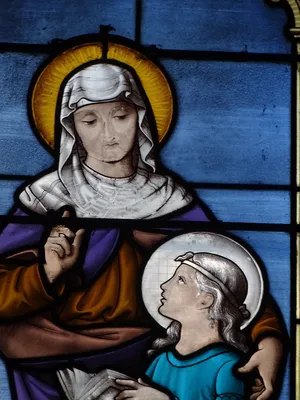 Vitrail Baie 9 : Ste-Anne mère des bretons dans l'Église Saint-Nicolas de Loudéac
