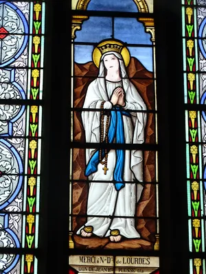 Vitrail Baie 11 : Notre-Dame de Lourdes dans l'Église Saint-Nicolas de Loudéac