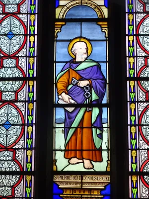 Vitrail Baie 13 : St-Pierre Ouvrez-nous le ciel dans l'Église Saint-Nicolas de Loudéac