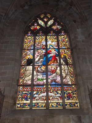 Vitrail Baie 18 : La vierge Marie remet le rosaire à Saint-Dominique dans l'Église Saint-Malo de Dinan