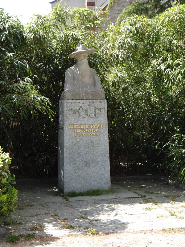 Statue d'Auguste Pavie à Dinan