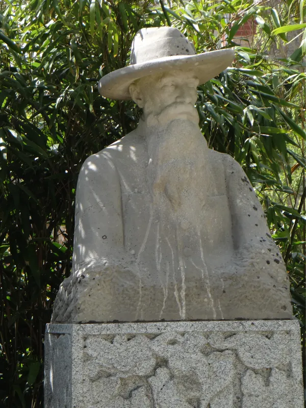 Statue d'Auguste Pavie à Dinan