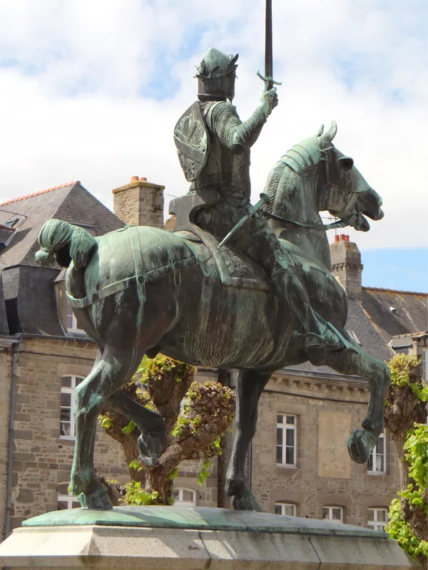 Statue de Bertrand du Guesclin à Dinan