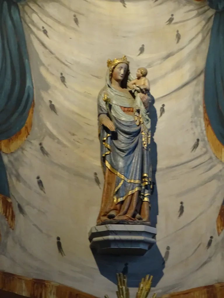 Statue de la Vierge à l'Enfant dans l'Église Saint-Nicolas à Loudéac