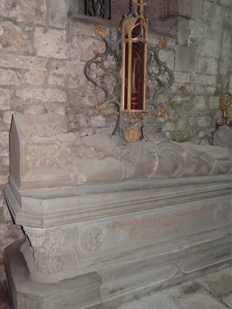 Dalle funéraire de Saint-Guillaume dans la Cathédrale Saint-Etienne de Saint-Brieuc