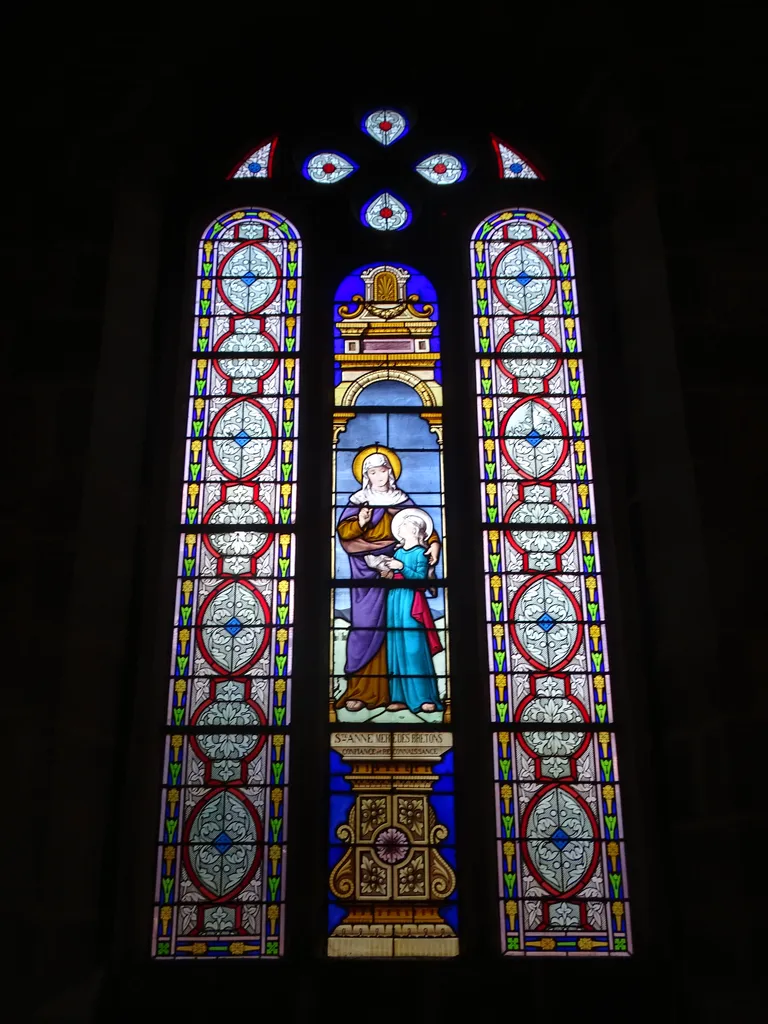 Vitrail Baie 9 : Ste-Anne mère des bretons dans l'Église Saint-Nicolas de Loudéac