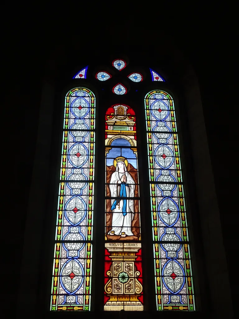 Vitrail Baie 11 : Notre-Dame de Lourdes dans l'Église Saint-Nicolas de Loudéac